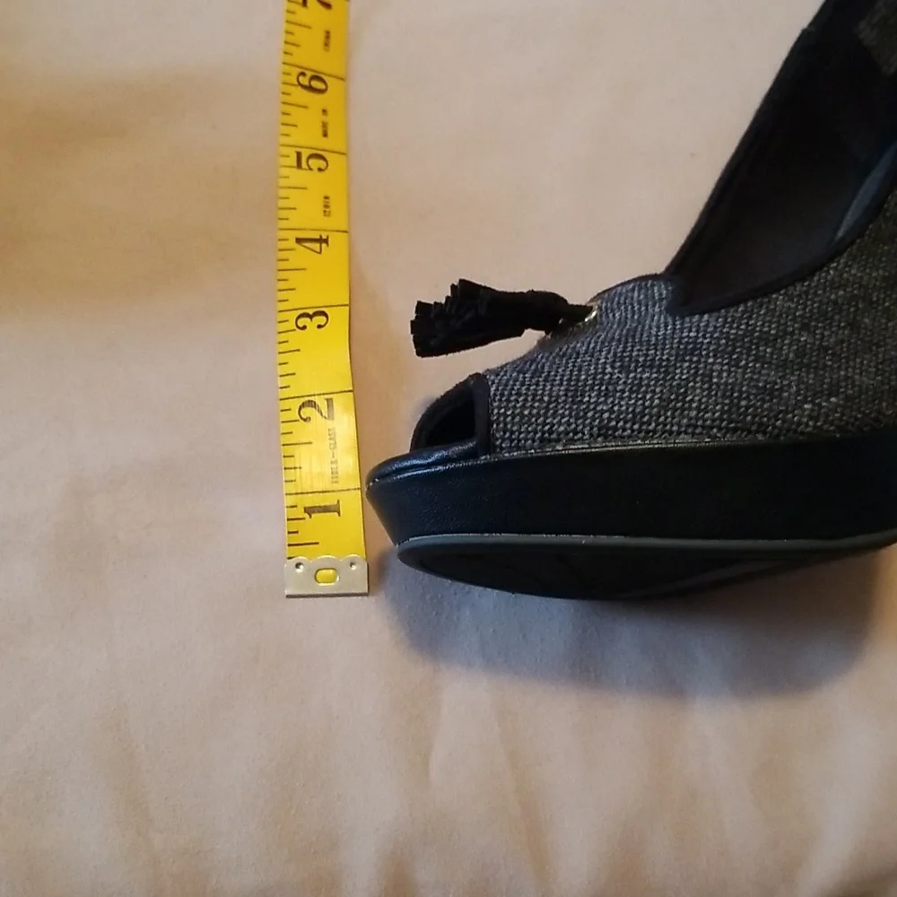 Beautiful, open-toe and tasseled heels - Picture 6 of 8